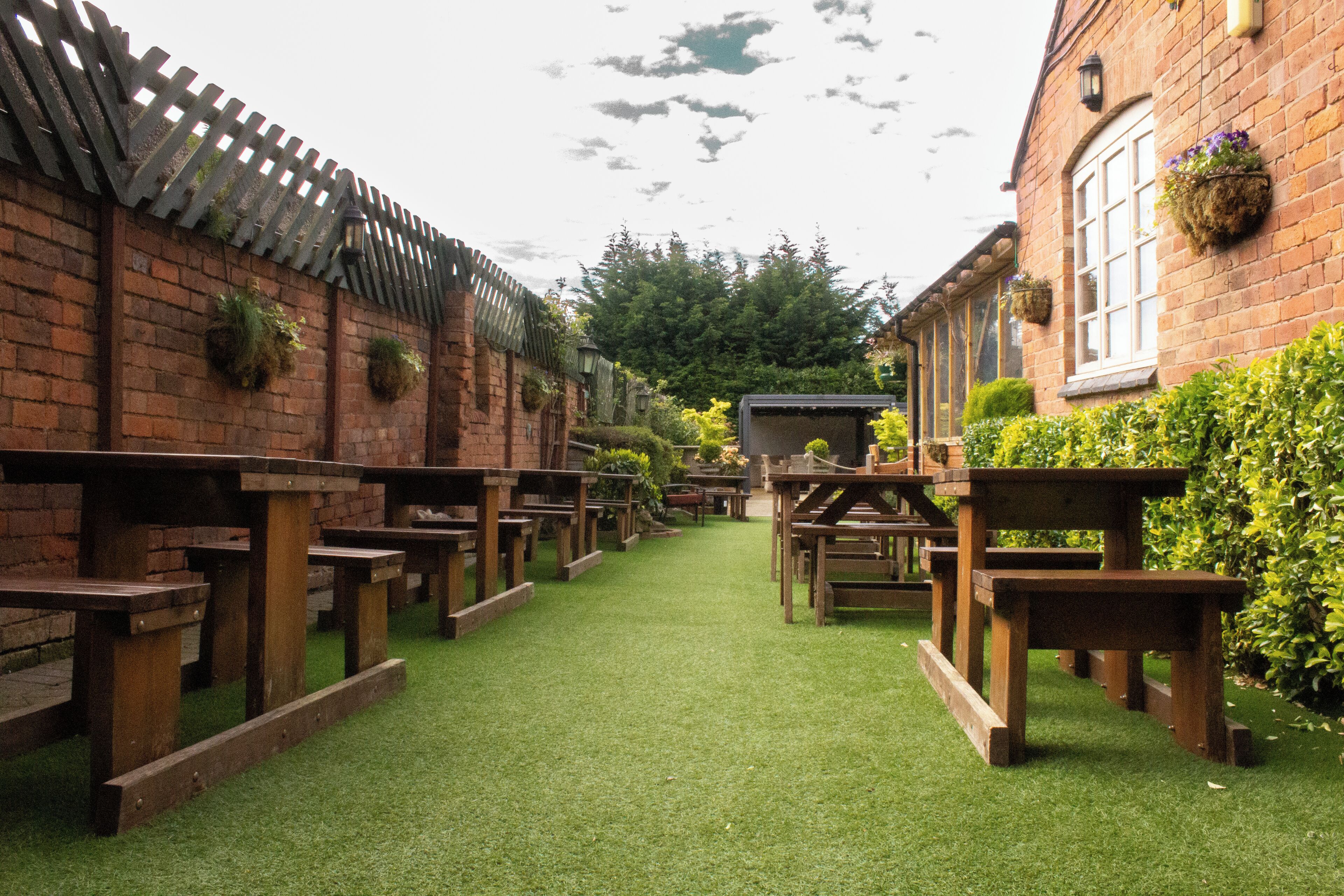 Phục vụ bữa sáng, bữa trưa và bữa tối 