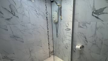 Doppia Superior, bagno in camera | Bagno | Doccia, set di cortesia gratuito, asciugamani