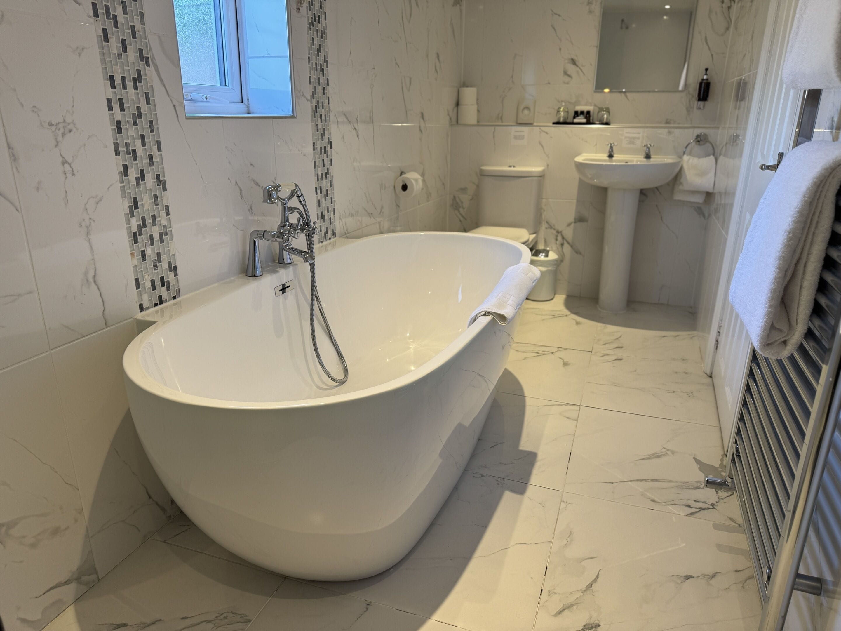 Luxury Double Room | Bathroom | Shower, free toiletries, towels