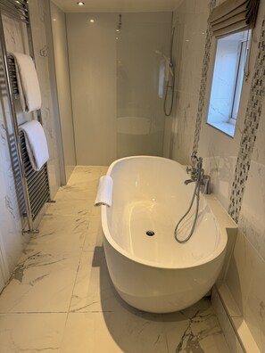 Habitación doble de lujo | Baño | Regadera, amenidades de baño gratuitas, toallas 