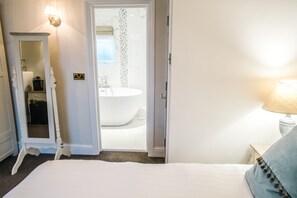 Luxury Double Room | Bathroom | Shower, free toiletries, towels - The Old Fourpenny Shop Hotel (Warwick)