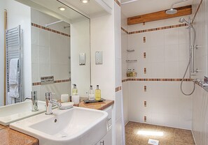 Studio - utsikt mot trädgården (Self Catering) | Badrum | Gratis toalettartiklar, hårtork, badrock och handdukar