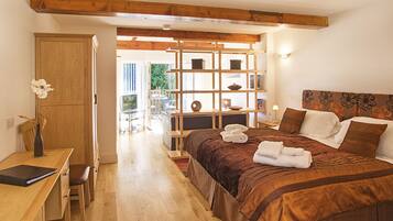 Estudio, vista al jardín (Self Catering) | Ropa de cama de alta calidad y cortinas blackout