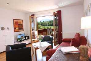 Executive Apartment | Living area | Flat-screen TV, DVD player - Beim Bicher (Grabenstätt)