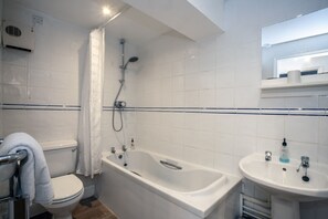 シティ アパートメント 2 ベッドルーム 禁煙 (Flat 4, 2 Bedrooms) | バスルーム | シャワー付き浴槽、ヘアドライヤー、タオル、シャンプー