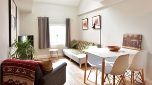 Căn hộ trung tâm thành phố, 2 phòng ngủ, bếp (Flat 4, 2 Bedrooms) | Phòng khách | TV màn hình phẳng 