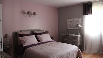 Dubbelrum - utsikt mot trÀdgÄrden (La Roseraie) | Individuell inredning, unika möbler, gratis wi-fi och sÀngklÀder