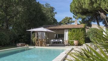 Utomhuspool med öppettider 08.30 till 20.00, och solstolar