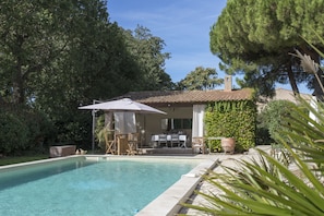 Piscina externa, funciona das 8h30 às 20h, espreguiçadeiras