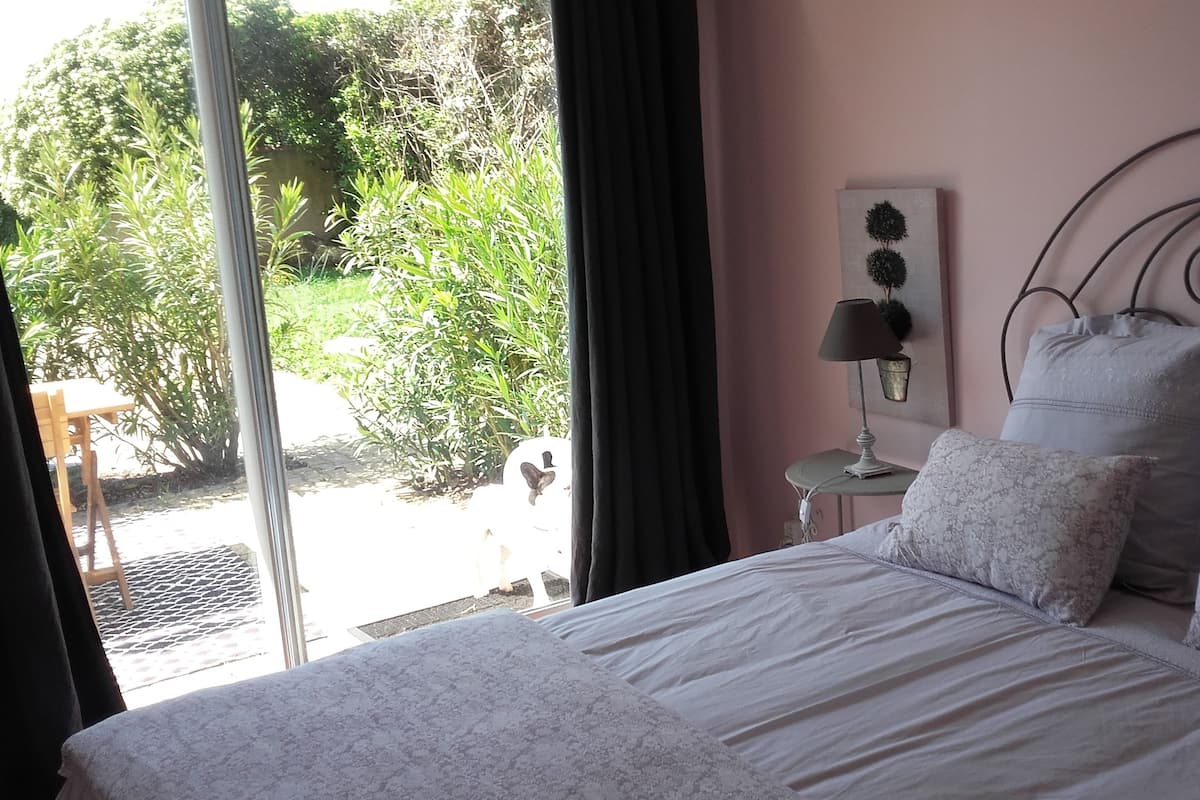 Chambre Deluxe double, terrasse, vue sur le jardin (Tourterelles) | Décor unique, ameublement unique, accÚs au Wi-Fi (inclus)