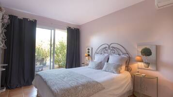 Deluxe dubbelrum - terrass - utsikt mot trÀdgÄrden (Tourterelles) | Individuell inredning, unika möbler, gratis wi-fi och sÀngklÀder