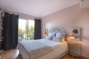 Quarto casal luxo, terraço, vista para o jardim (Tourterelles) | Individualmente decorados, individualmente mobiliados, Wi-Fi de cortesia