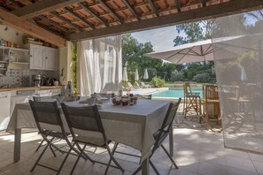 Outdoor dining - La Bastide du Bouchou (Six-Fours-les-Plages)