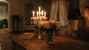 A wooden table with a vase of flowers and a stack of books. - La Bastide du Bouchou (Six-Fours-les-Plages)
