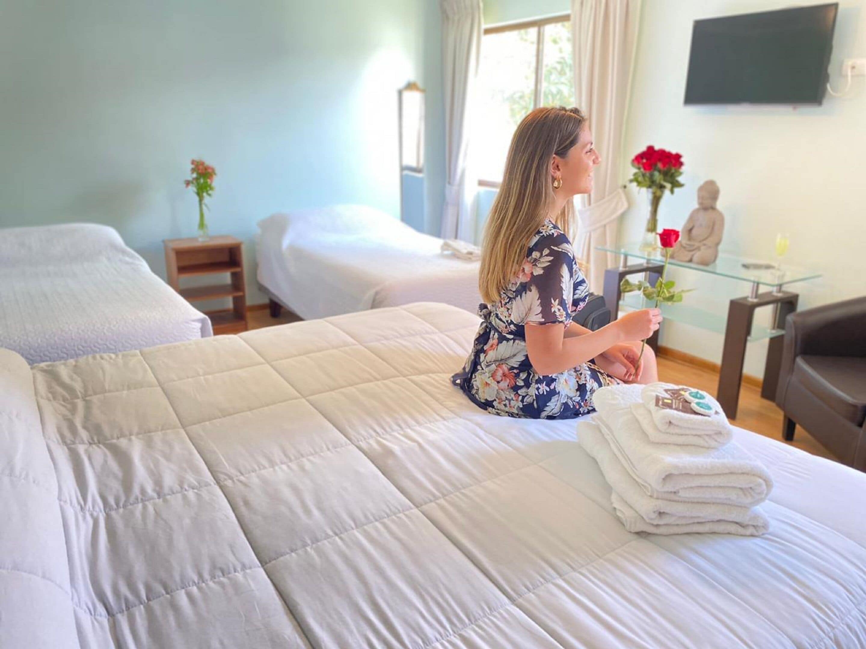 Habitación cuádruple superior | Espacio para trabajar con laptop y cortinas blackout 