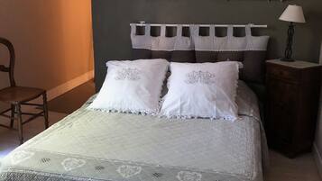 Double Room | Individually decorated, individually furnished, desk, blackout curtains