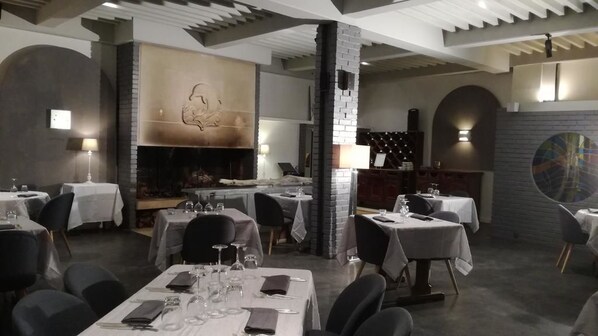 供应午餐和晚餐