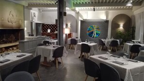 Déjeuner et dîner servis sur place