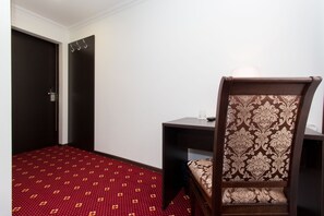 Chambre Simple Ăconomique | Coin sĂ©jour | TĂ©lĂ©vision Ă Ă©cran plat