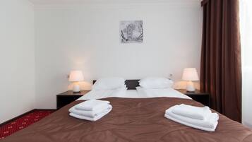 Chambre Double Standard | Bureau, rideaux occultants, Wi-Fi gratuit, draps fournis