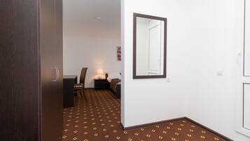 Quarto casal superior | Escrivaninha, cortinas blackout, Wi-Fi de cortesia, roupa de cama