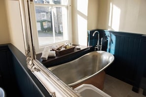 Douche, articles de toilette de luxe, sèche-cheveux, peignoirs