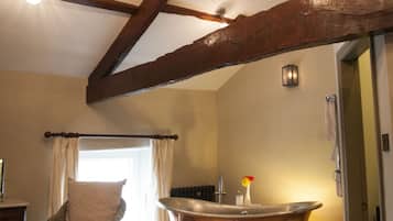 Chambre Double Deluxe, 1 très grand lit | Salle de bain | Douche, articles de toilette de luxe, sèche-cheveux, peignoirs