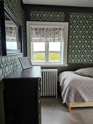 Down duvets, blackout curtains, iron/ironing board, free WiFi - Lambalaekur Guesthouse (Borgarbyggd)
