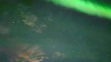 Cielo notturno con l'aurora boreale.