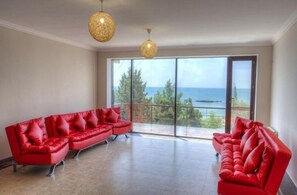 Lobby sitting area - Shihov Hotel (Baku)