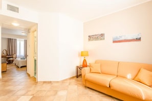 Quadruple Room | Minibar, in-room safe, individually decorated, individually furnished - Hotel Ristorante Trinacria (San Vito Lo Capo)