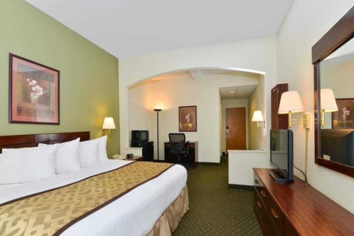 In-room safe, desk, free WiFi, bed sheets