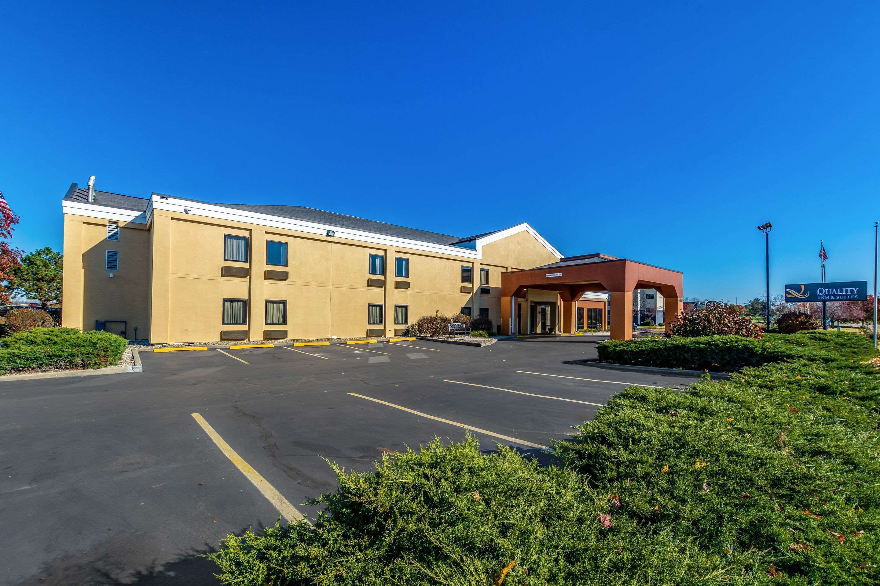 Ein Hotel mit Parkplatz und Hauseingang.