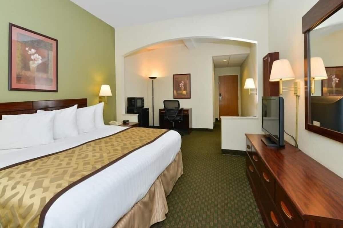 In-room safe, desk, free WiFi, bed sheets
