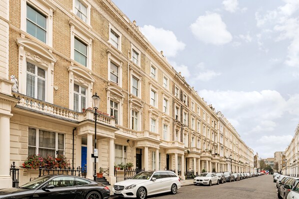 Front of property - Clarincarde Gardens Apartment (London)