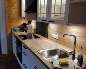 Kühlschrank, Ofen, Herdplatte, Wasserkocher mit Kaffee-/Teezubehör