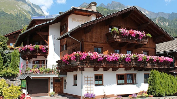 Front of property - Blusnerhof (Virgen)