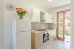 Réfrigérateur grande capacité avec congélateur, surface de cuisson