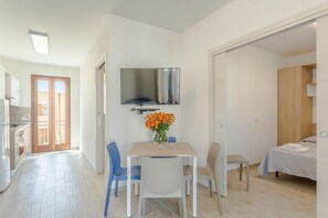 Apartment, 2 Schlafzimmer | Wohnbereich | LCD-Fernseher