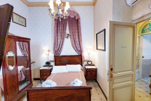 Egyptian cotton sheets, premium bedding, down duvets - Sitges Royal Rooms (Sitges)