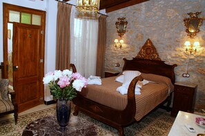 Phòng Suite Royal | Két bảo mật tại phòng, trang trí khác biệt 