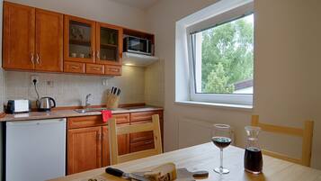 Luxury Suite, 1 Bedroom, Kitchen, Hill View | Private kitchen | Fridge, microwave, stovetop, coffee/tea maker