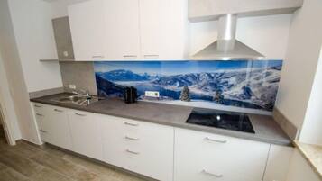 Departamento, 2 habitaciones, vista a la montaña | Cocina privada | Refrigerador, microondas, horno y parrilla de estufa