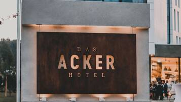 Un letrero para 'Das Acker Hotel' con un diseño moderno y letras iluminadas.