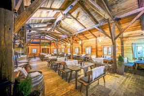 Frokost og middag serveres