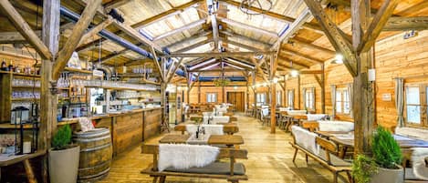 Breakfast and dinner served