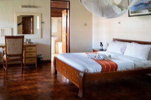 Desk, laptop workspace, free WiFi, bed sheets - Dreamplace Bed and Breakfast (Nairobi)