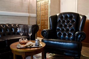 Appartement Deluxe, 3 chambres | Coin séjour | Télévision à écran plat de 40 pouces avec chaînes par câble, télévision