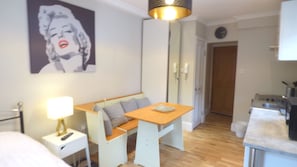 LÀgenhet City - 1 dubbelsÀng | SÀngtillbehör av högsta kvalitet, strykjÀrn/strykbrÀda och gratis wi-fi