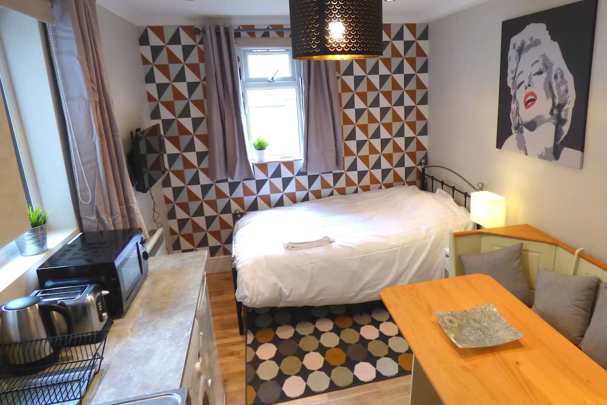 Appartement Ville, 1 lit double | Literie de qualité, fer et planche à repasser, accÚs au Wi-Fi (inclus)